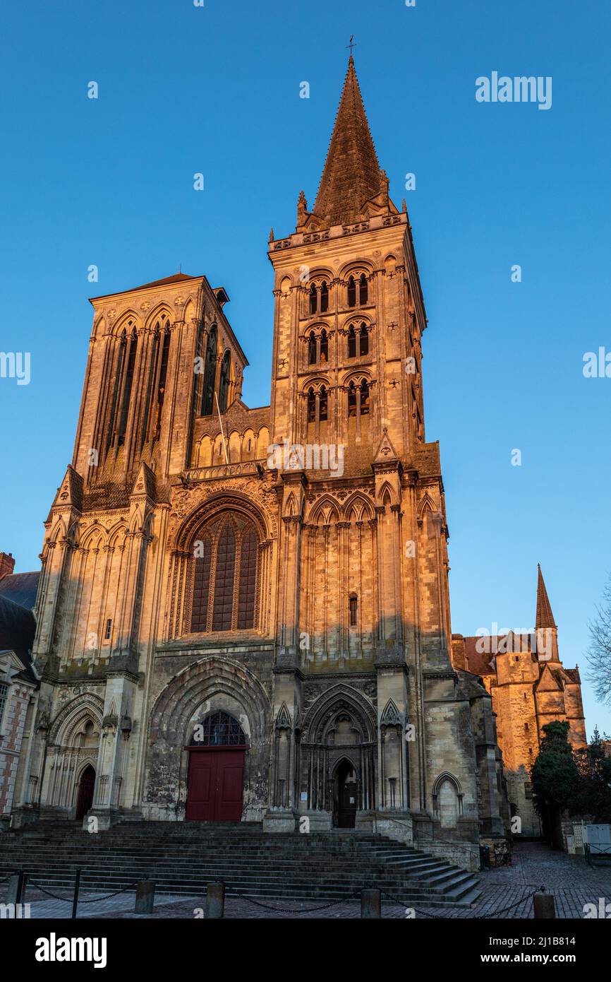 FACADE OF THE SAINT-PIERRE CATHEDRAL, NORMAN OGIVAL (GOTHIC) STYLE, SAINTE-THERESE WATCHES OVER THE SUNDAY MASS, LISIEUX, PAYS D'AUGE, CALVADOS, NORMANDY, FRANCE Stock Photo