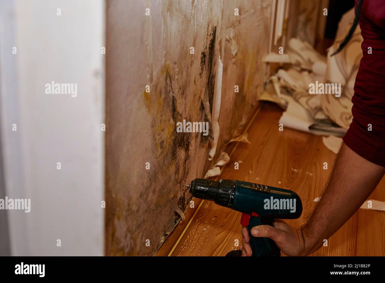 Removing the skirting board by drill before removing old wallpaper