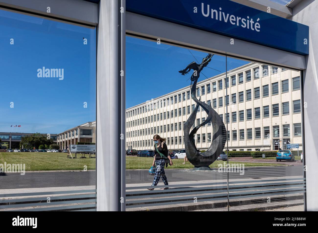 STATUE OF THE PHOENIX, SCULPTURE DE LOUIS LEYGUE, A SEEN THROUGH THE