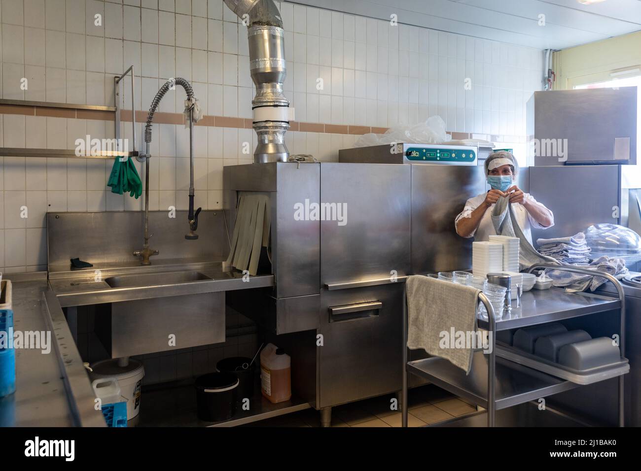 DISHWASHING, MAINTENANCE AND CAFETERIA STAFF, KITCHEN AT THE SECONDARY SCHOOL OF RUGLES, EURE, NORMANDY, FRANCE Stock Photo