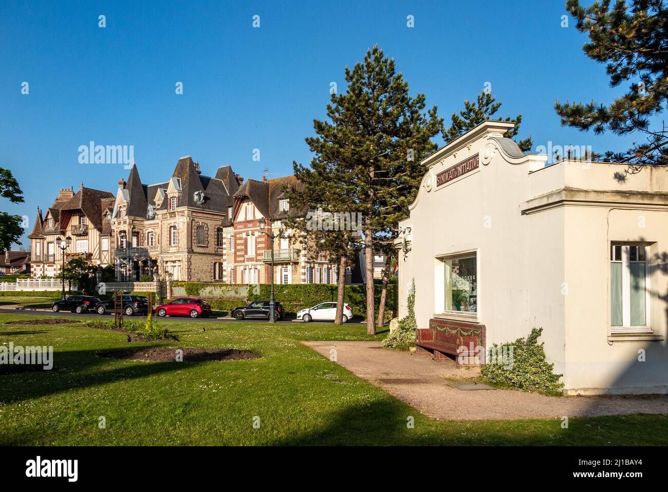 TOURIST OFFICE AND BELLE EPOQUE RESIDENCES, GARDENS OF THE CASINO, CABOURG, CALVADOS, NORMANDY, FRANCE Stock Photo