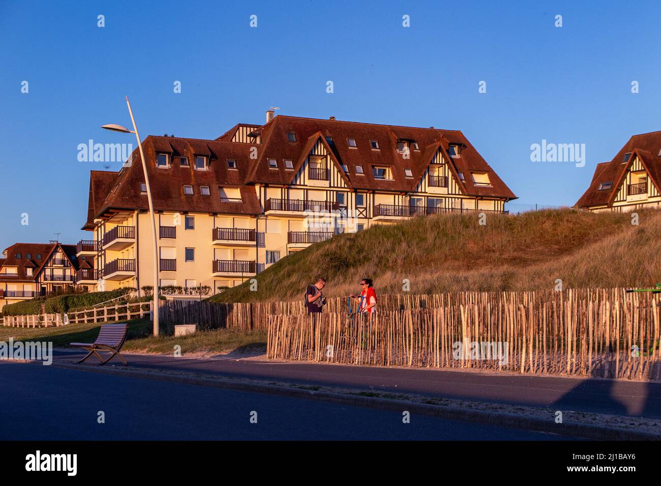 VACATION RESIDENCE FACING THE SEA IN THE LATE AFTERNOON, CABOURG, CALVADOS, NORMANDY, FRANCE Stock Photo