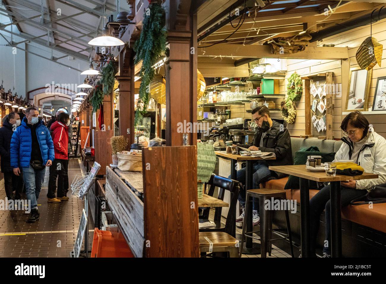 CAFE AND TRADITIONAL SHOPS IN THE HISTORIC 19TH CENTURY VANHA KAUPPAHALLI COVERED MARKET, HELSINKI, FINLAND, EUROPE Stock Photo