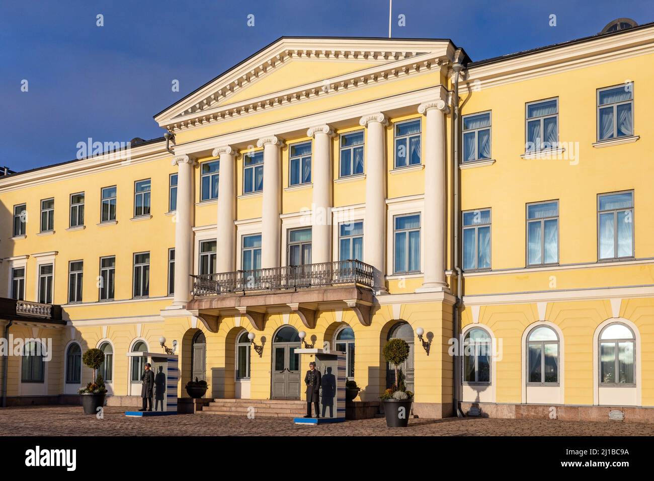 REPUBLICAN GUARDS IN FRONT OF THE FACADE OF THE PRESIDENTIAL PALACE, HELSINKI, FINLAND, EUROPE Stock Photo