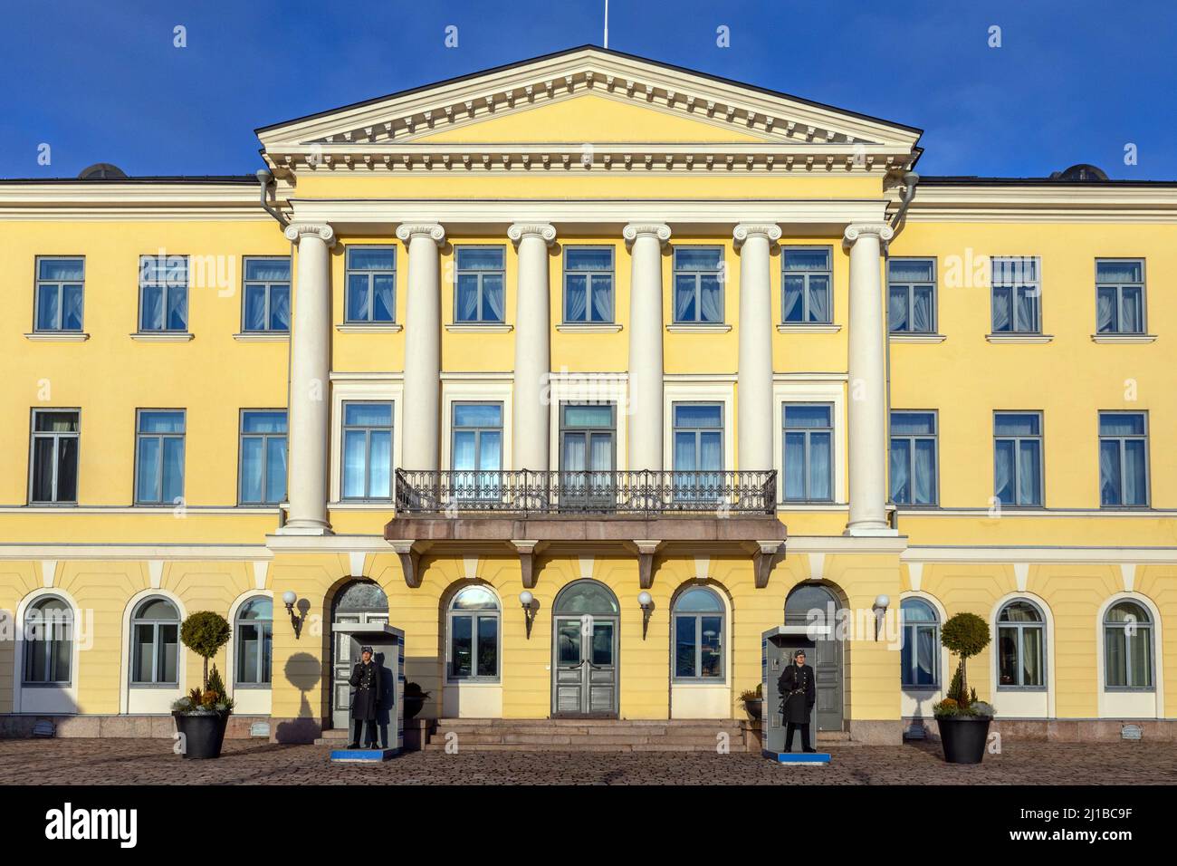 REPUBLICAN GUARDS IN FRONT OF THE FACADE OF THE PRESIDENTIAL PALACE, HELSINKI, FINLAND, EUROPE Stock Photo