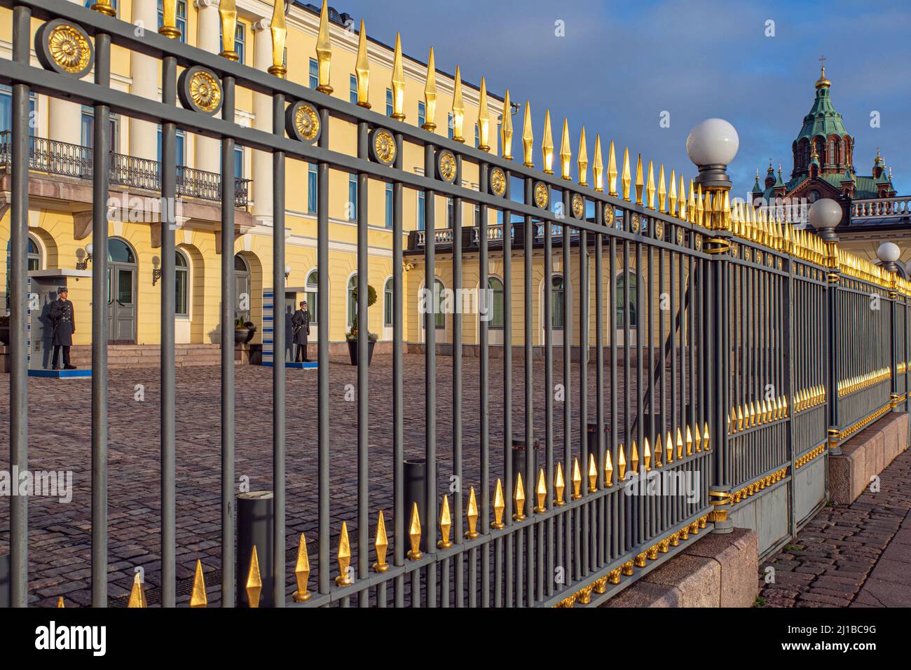 FENCE AND REPUBLICAN GUARDS IN FRONT OF THE FACADE OF THE PRESIDENTIAL PALACE, HELSINKI, FINLAND, EUROPE Stock Photo