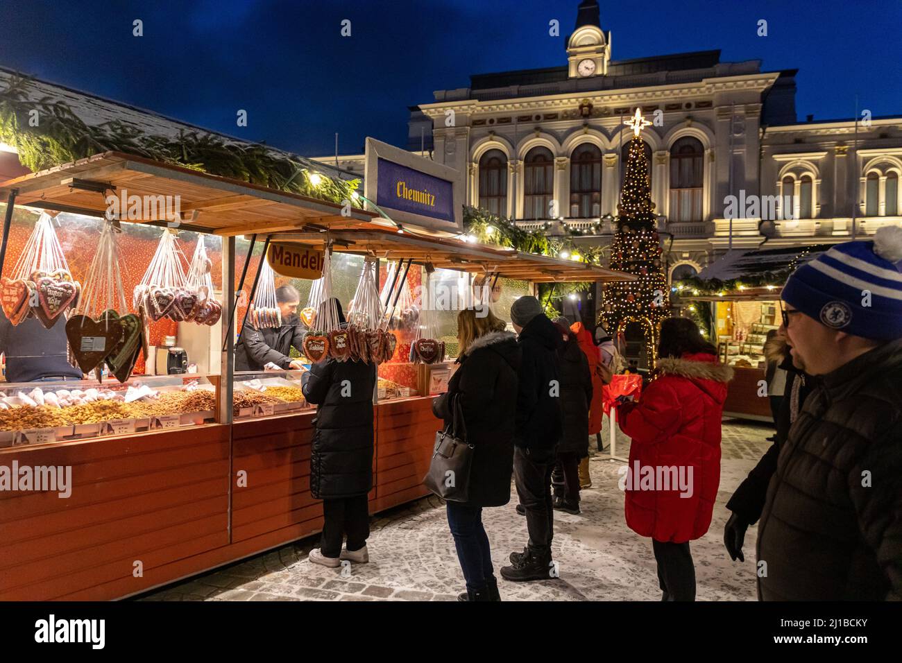 CHRISTMAS MARKET IN FRONT OF THE MAYOR'S OFFICER (CITY HALL), TAMPERE, FINLAND, EUROPE Stock Photo