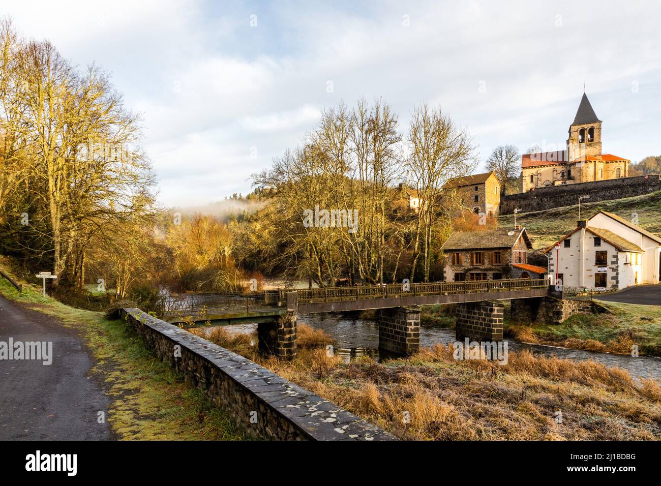 VILLAGE OF MONTFERMY ON THE BANKS OF THE SIOULE RIVER, (63) PUY DE DOME, AUVERGNE Stock Photo