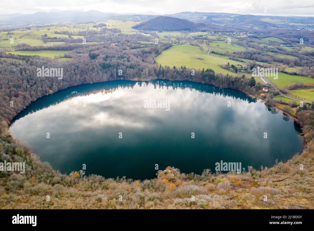 GOUR DE TAZENAT, A PERFECT CIRCLE 700 METERS IN DIAMETER AND 66 METERS DEEP, THE GOUR DE TAZENAT IS A CRATER LAKE, OR MAAR, WITH LIMPID WATERS, CHARBONNIERES LES VIEILLES, COMBRAILLES, (63) PUY DE DOME, AUVERGNE Stock Photo