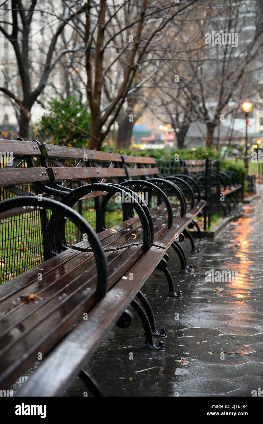 Empty park benches in the rain hi-res stock photography and images - Alamy