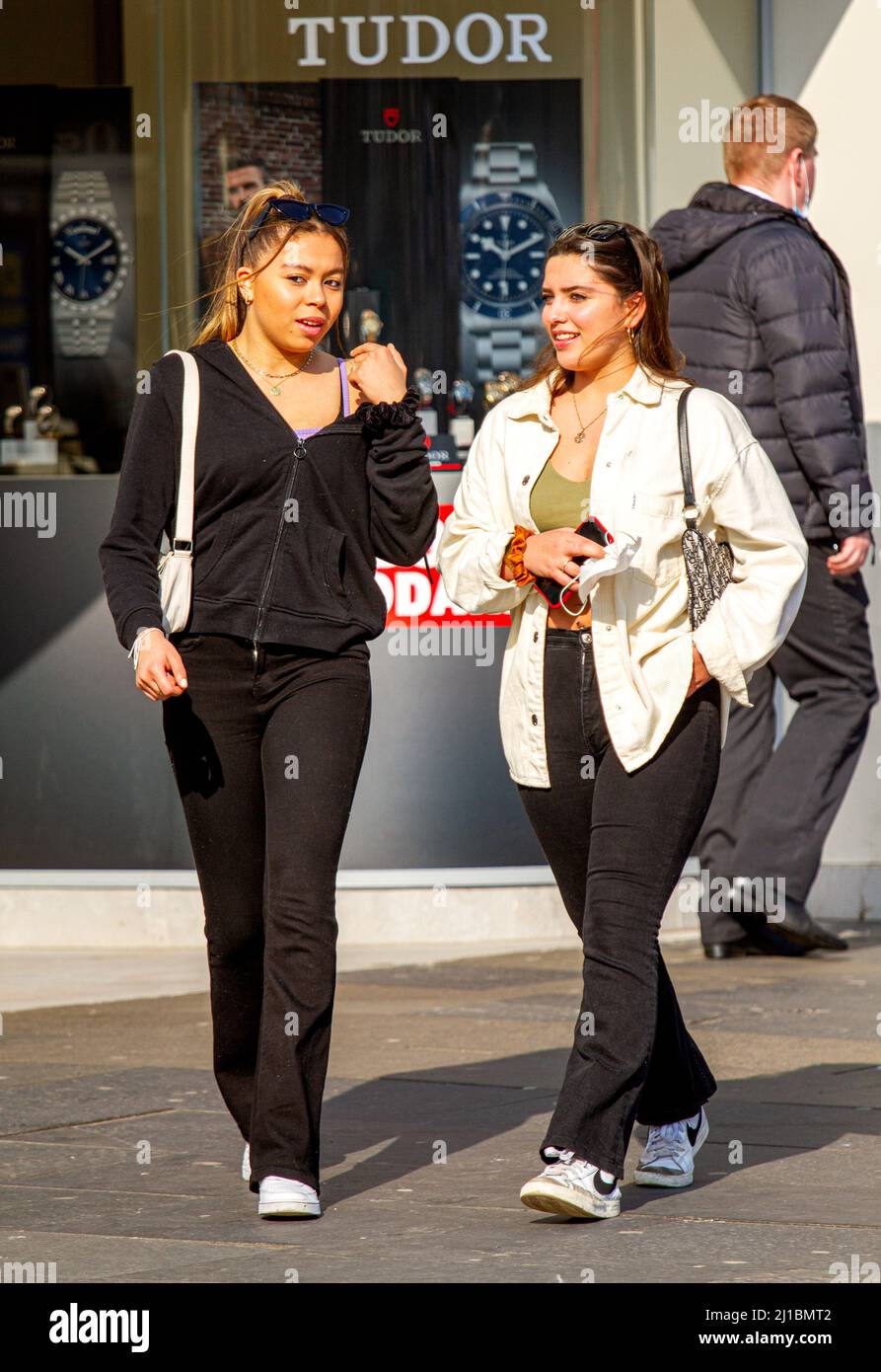 Women enjoying a day out socializing hi-res stock photography and ...