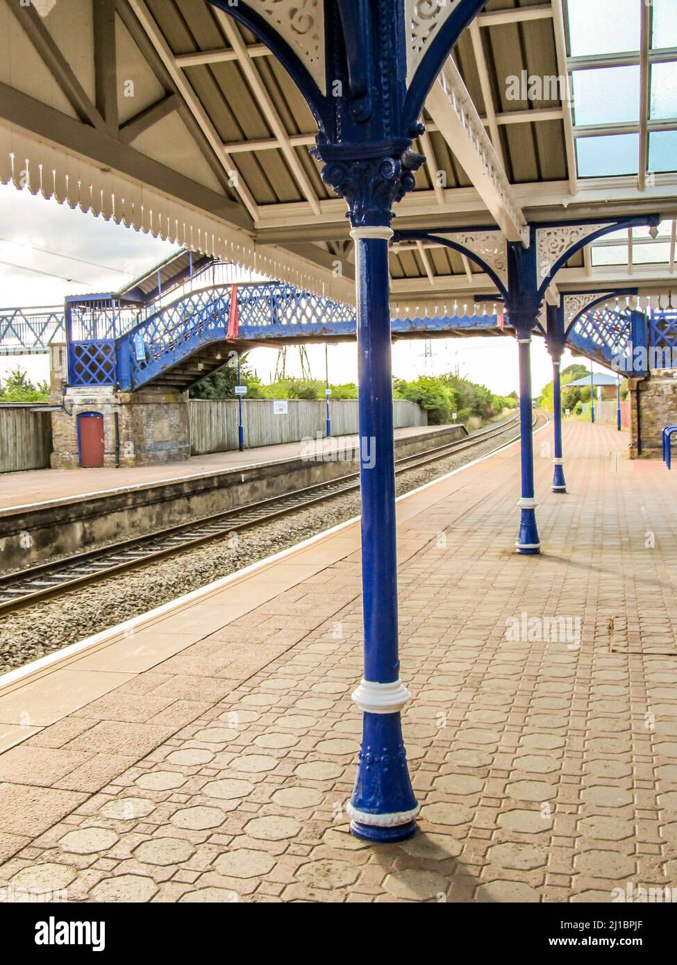 The deserted platform, of the Wendover train station on a Sunday afternoon Stock Photo