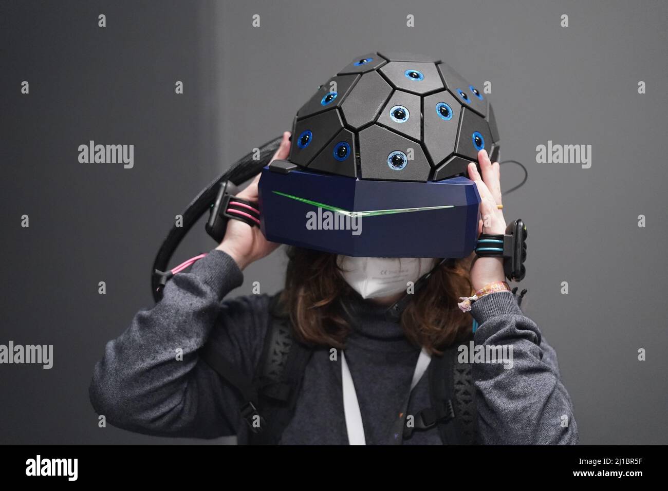 et eller andet sted Pudsigt Rede 24 March 2022, Hamburg: A visitor stands with backpack and helmet as well  as hand and foot sensors and tracker in the new virtual reality attraction  "Yullbe" (abbreviation for You will be)