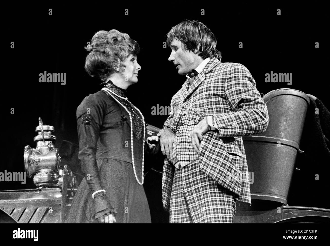 Millicent Martin (Ruth Tarp), Jim Dale (Denry Machin) in THE CARD at the Queen’s Theatre, London W1  24/07/1973  music & lyrics: Tony Hatch & Jackie Trent  book: Keith Waterhouse & Willis Hall  after the novel by Arnold Bennett  design: Malcolm Pride  musical staging & choreography: Gillian Lynne  director: Val May Stock Photo