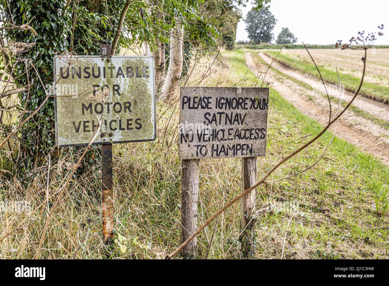 'Please Ignore Your SatNav' sign on a farm track near the Cotswold village of Salperton, Gloucestershire, England UK Stock Photo