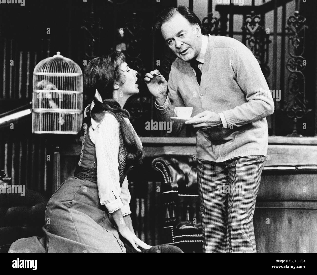 27a Wimpole Street: Liz Robertson (Eliza Doolittle), Tony Britton (Henry Higgins) in MY FAIR LADY at the Adelphi Theatre, London WC2  25/10/1979  a Haymarket Theatre Leicester / Cameron Mackintosh co-production  book & lyrics: Alan Jay Lerner  music: Frederick Loewe  after 'Pygmalion' by George Bernard Shaw  set design: Adrian Vaux  costumes: Tim Goodchild  lighting: Chris Ellis  musical staging & choreography: Gillian Lynne  director: Robin Midgley Stock Photo