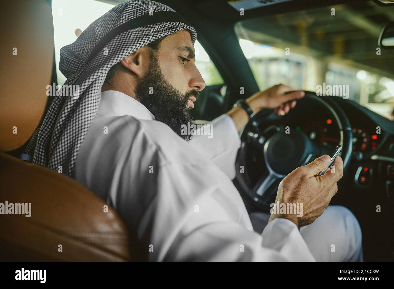 Saudi arab man sitting hi-res stock photography and images - Alamy