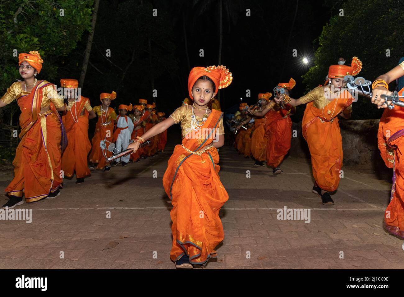 Porno xotini qoshnisiga minatka beradi Mashina yonida yalangoch qizning surati