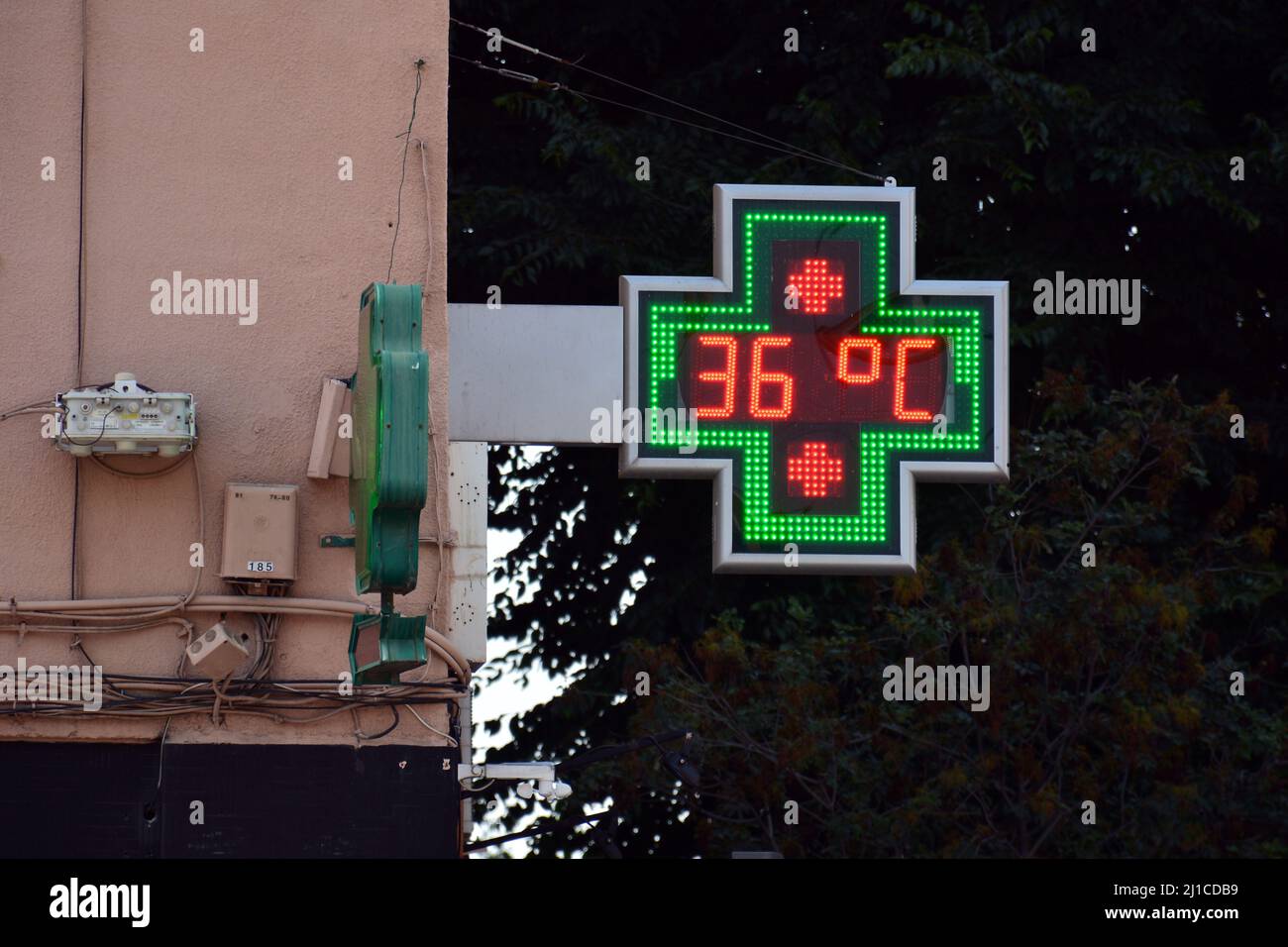 Termómetro callejero de una farmacia a 36 grados celsius Stock Photo