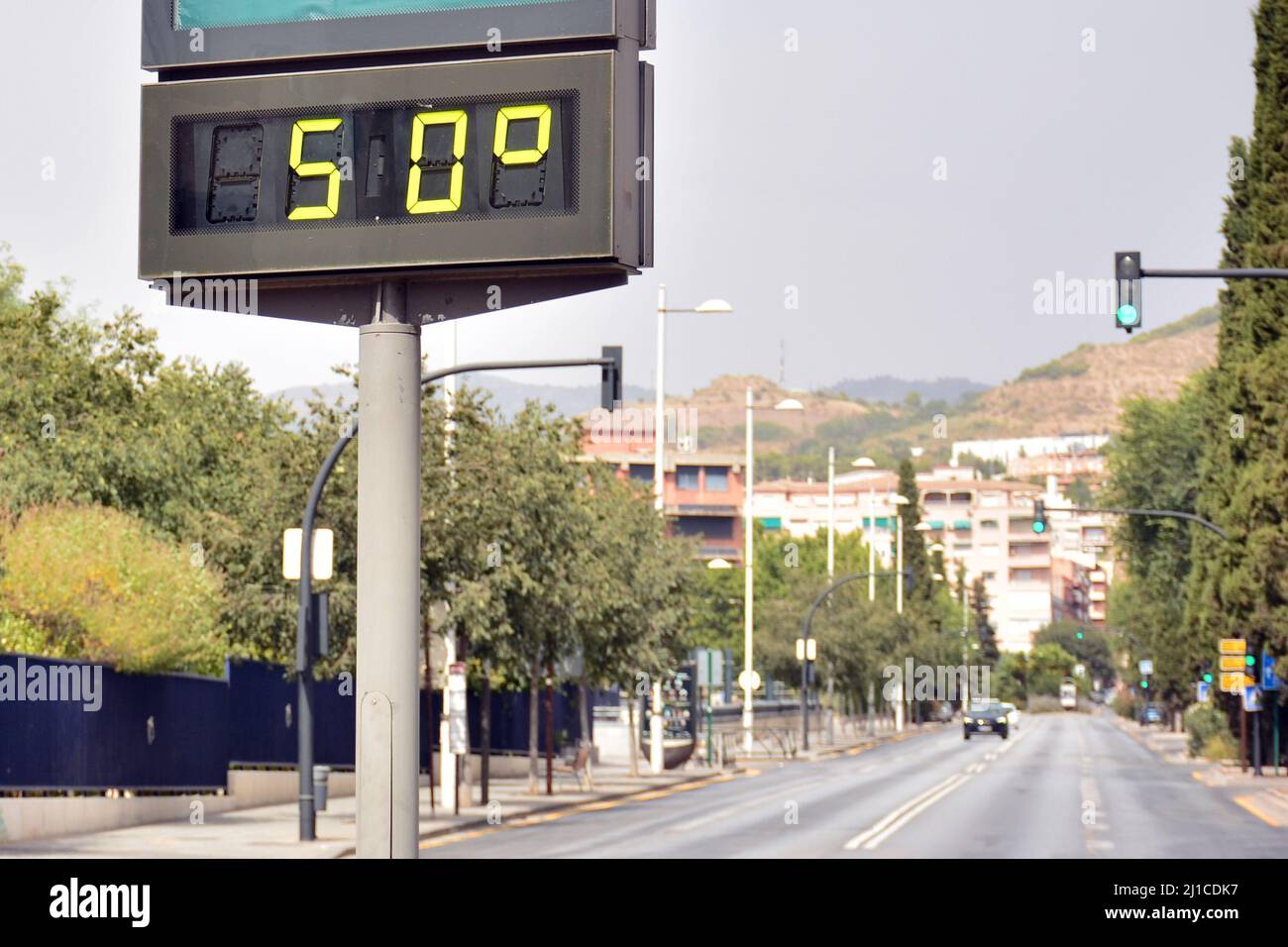 Termómetro callejero en una calle marcando 50 grados celsius Stock Photo