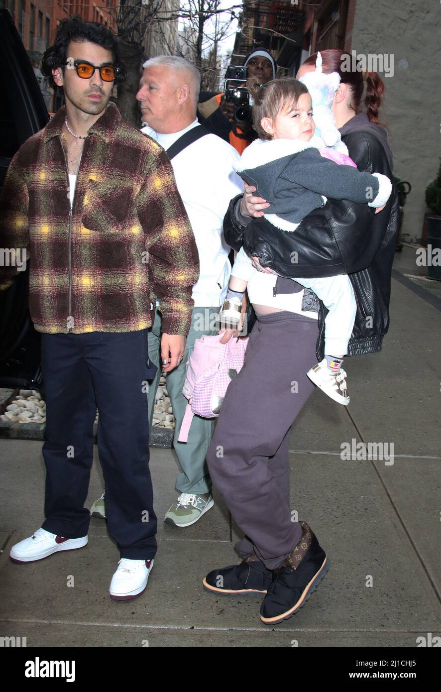 New York, NY, USA. 24th Mar, 2022. Joe Jonas and Sophie Turner with baby  Willa Jonas seen in Soho on March 24, 2022 in New York City. Credit:  Rw/Media Punch/Alamy Live News