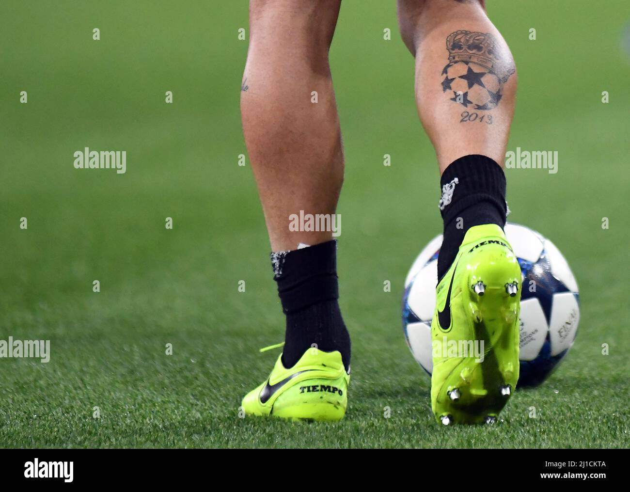 Aaron Ramsey of Arsenal shows off his tattoo on his left leg of... News  Photo - Getty Images