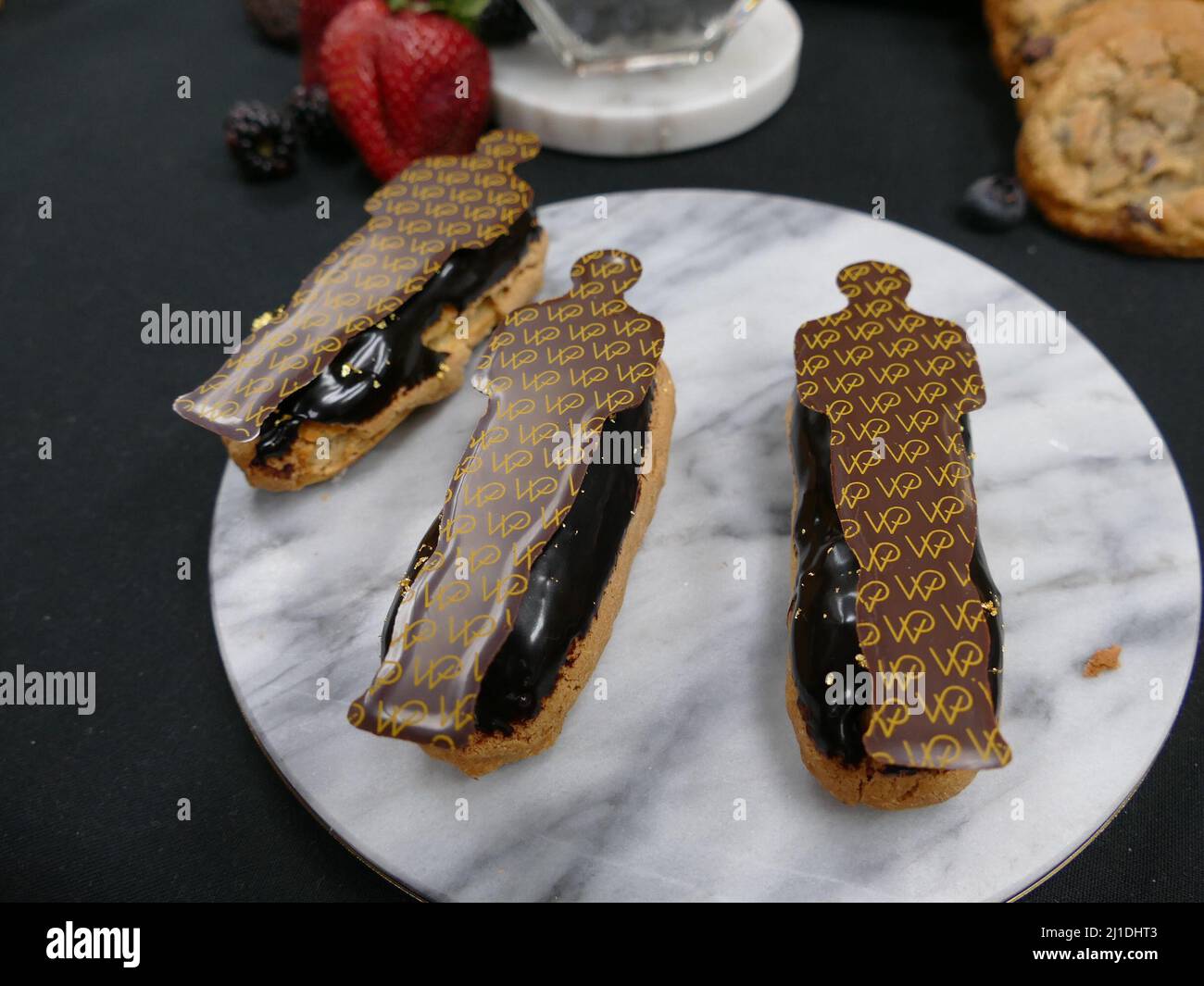Los Angeles, USA. 25th Mar, 2022. Pâtisserie creations, including one in  the shape of an Oscar trophy, stand on a table. Star chef Wolfgang Puck has  been serving up food for celebrity