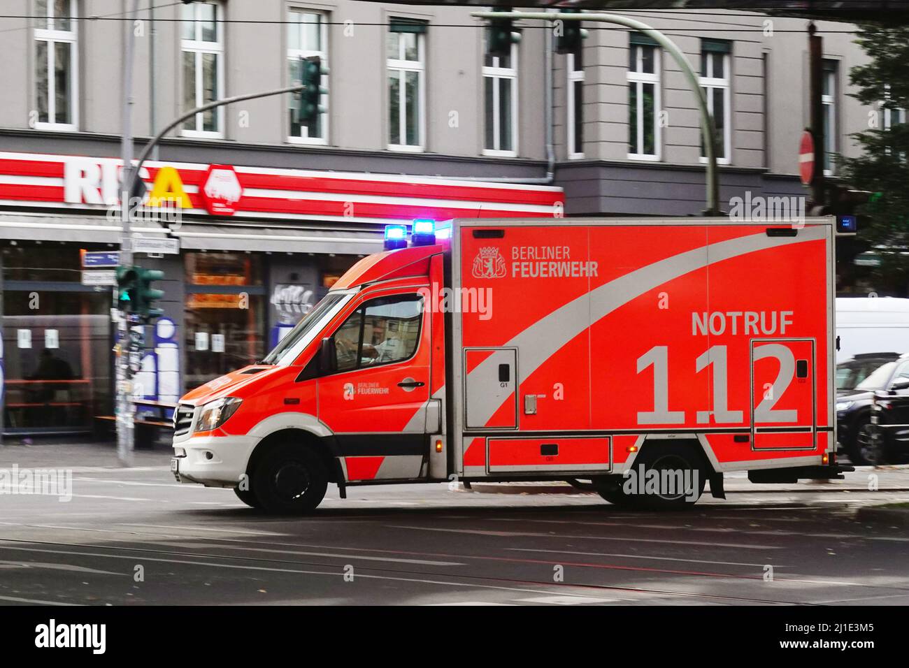 23.09.2021, Germany, , Berlin - Ambulance of the Berlin fire department on mission. 00S210923D399CAROEX.JPG [MODEL RELEASE: NO, PROPERTY RELEASE: NO ( Stock Photo