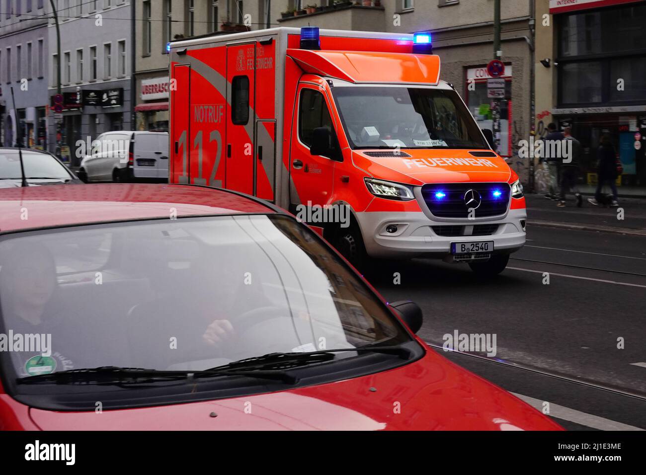 23.09.2021, Germany, , Berlin - Ambulance of the Berlin fire department on mission. 00S210923D398CAROEX.JPG [MODEL RELEASE: NO, PROPERTY RELEASE: NO ( Stock Photo