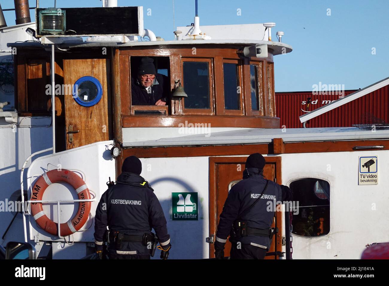 06.01.2022, Sweden, Skane laen, Helsingborg - Employees of the coast guard talking to the captain of a fishing boat. 00S220106D799CAROEX.JPG [MODEL RE Stock Photo