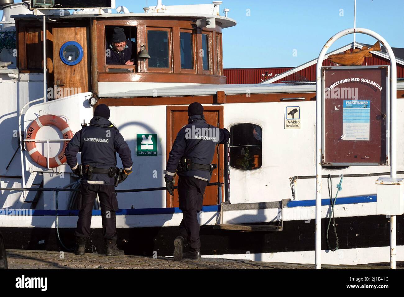 06.01.2022, Sweden, Skane laen, Helsingborg - Coast guard staff talking to the captain of a fishing boat. 00S220106D800CAROEX.JPG [MODEL RELEASE: NO, Stock Photo