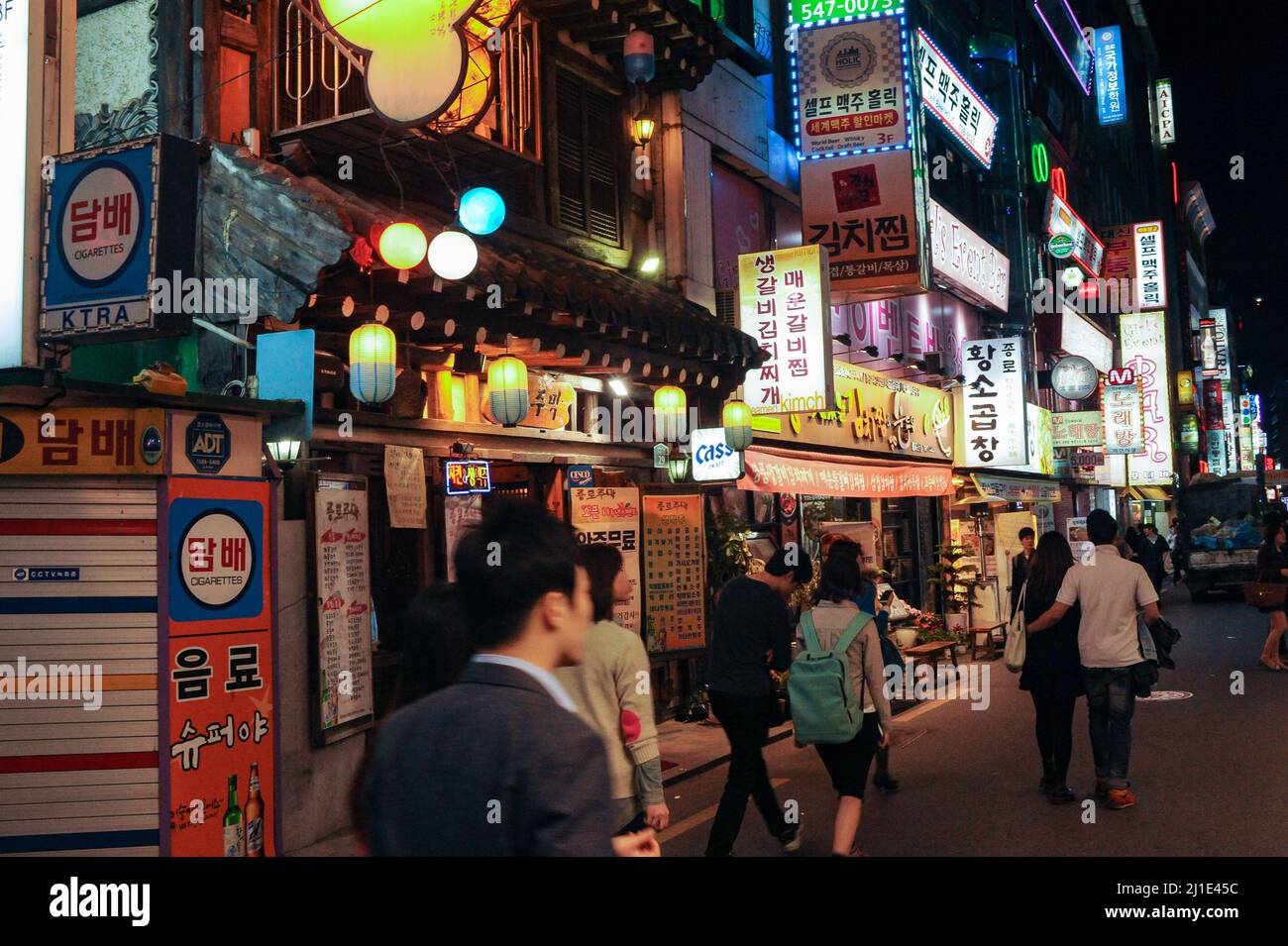 28.04.2013, South Korea, , Seoul - People stroll in the evening through ...
