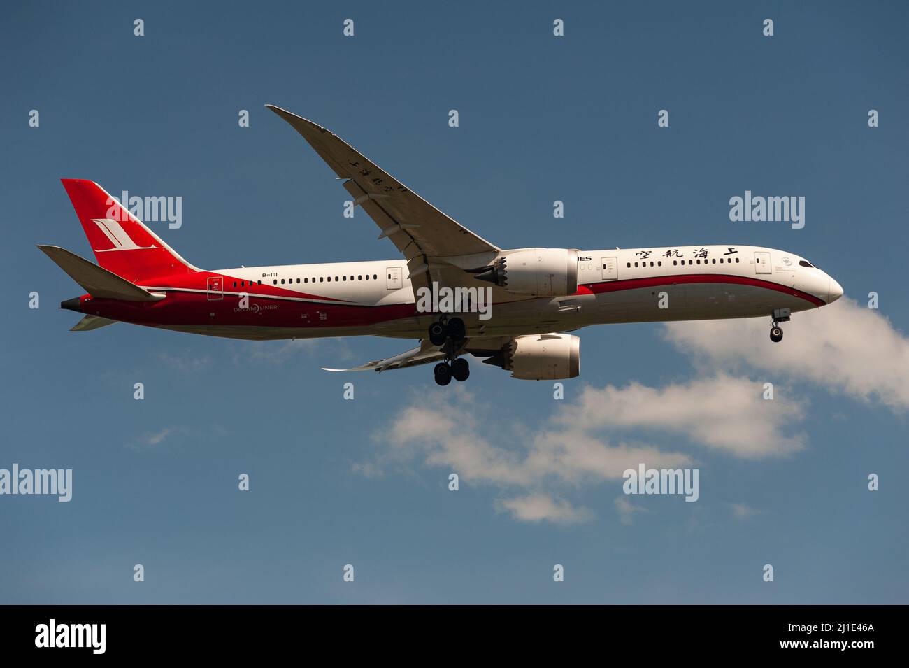 29.11.2021, Singapore, , Singapore - A passenger aircraft of China's Shanghai Airlines of type Boeing 787-9 Dreamliner with registration B-1111 on app Stock Photo