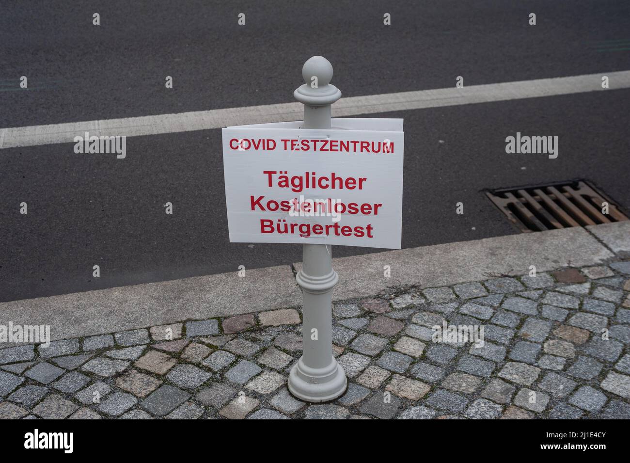 05.02.2022, Germany, , Berlin - A sign with the inscription Covid Testzentrum Taeglicher Buergertest (Daily Free Citizens' Test) hangs on a boundary p Stock Photo