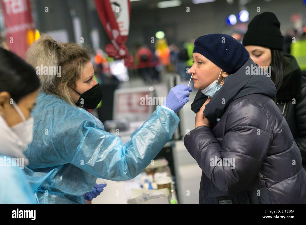 18.03.2022, Germany, Berlin, Berlin - Ukrainian war refugees arriving by train are taken care of by volunteers at the main station. A woman gets teste Stock Photo