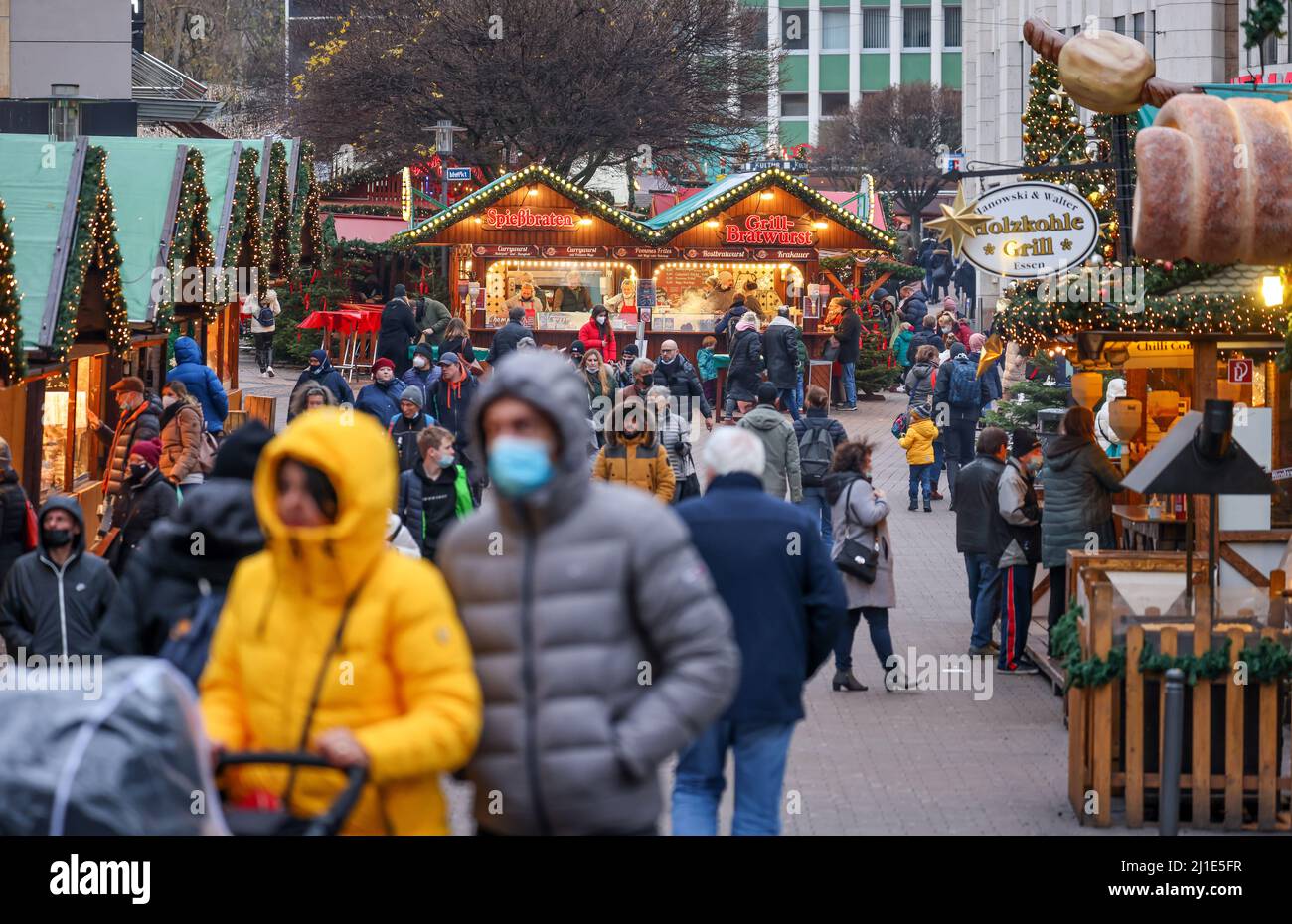 03.12.2021, Germany, North Rhine-Westphalia, Essen - Christmas market in Essen in times of Corona pandemic under 2G conditions. Visitors must be recov Stock Photo