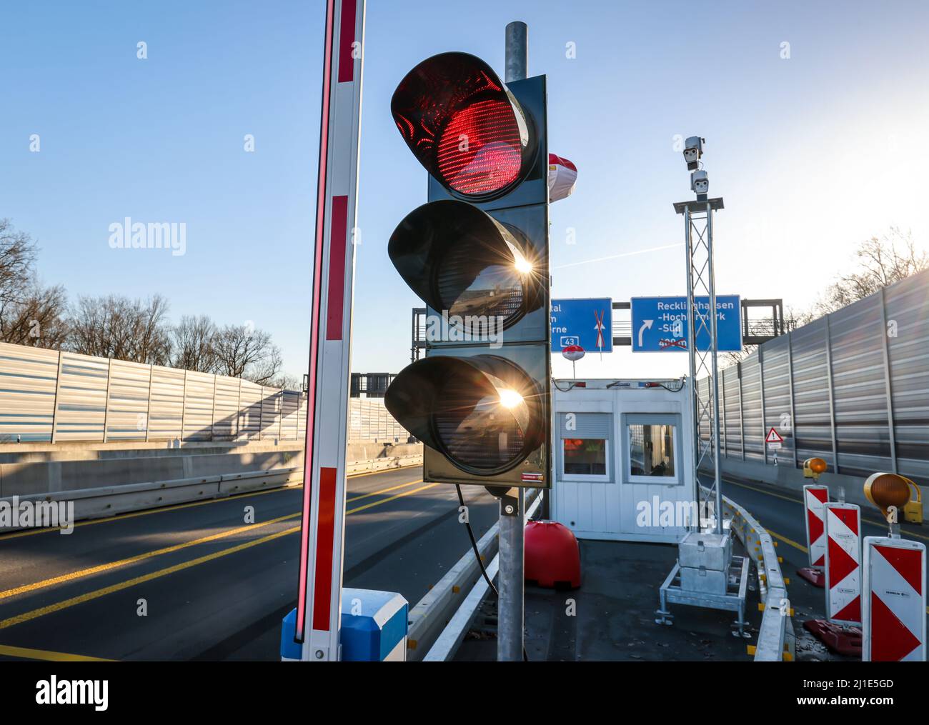 20.12.2021, Germany, North Rhine-Westphalia, Recklinghausen - Barrier system on the A43 due to dilapidated bridge to control vehicles weighing 3.5 ton Stock Photo