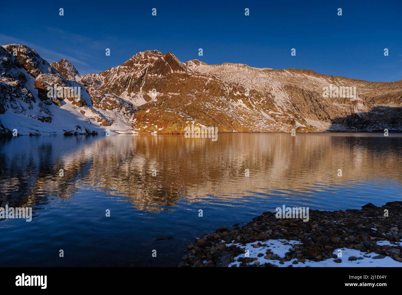 Winter sunrise at Certascan Lake (Alt Pirineu Natural Park, Catalonia, Spain, Pyrenees) ESP: Amanecer invernal desde el Estany de Certascan (Pirineos) Stock Photo