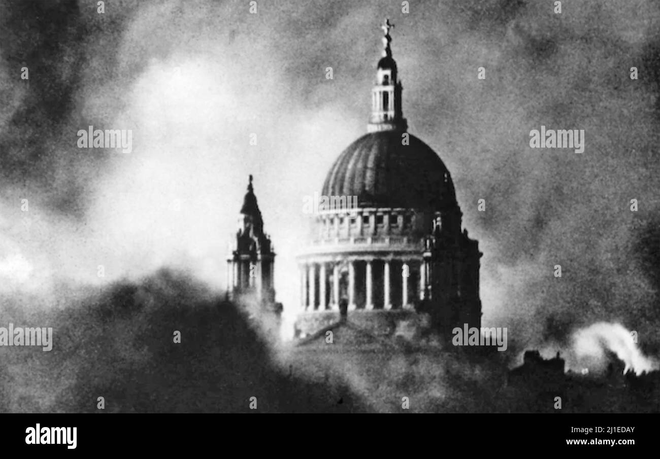 ST.[AU;L'S CATHEDRAL,London, on 29 December 1940, during the Blitz Stock Photo