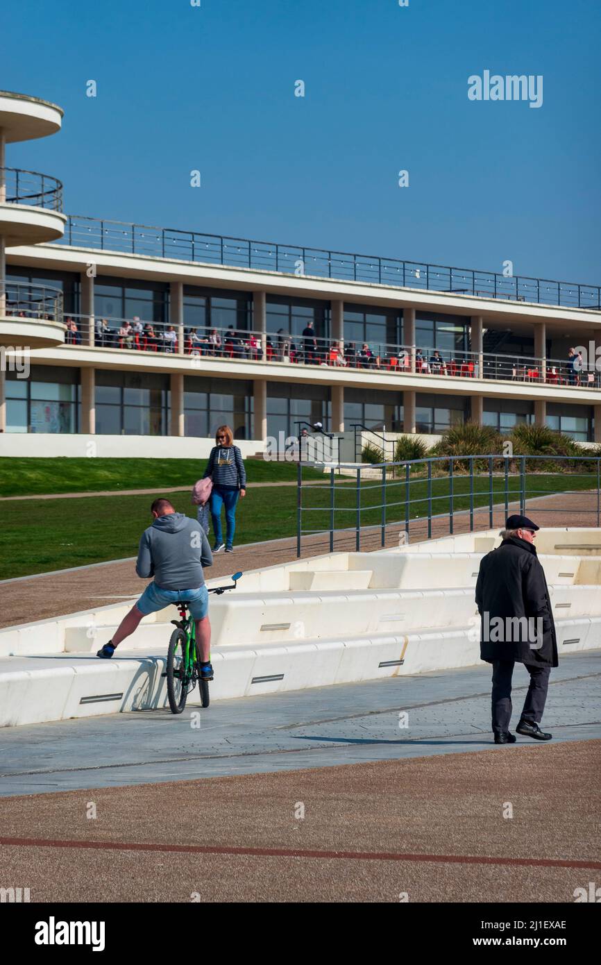 Visitors, cyclists,walkers and dog walkers make the most of the warm early spring weather, Bexhill on Sea, East Sussex, UK Stock Photo