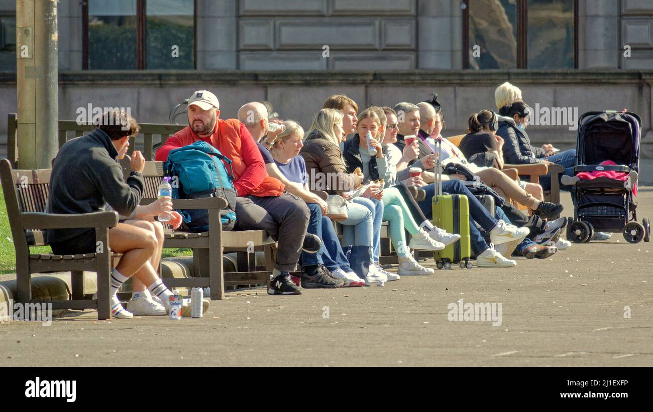 Glasgow, Scotland, UK. 25th Mar, 2022. UK Weather: : Another Sunny day saw summer like weather with rising temperatures and a Sunny George square as people sat to eat lunch. Credit: gerard ferry/Alamy Live News Stock Photo