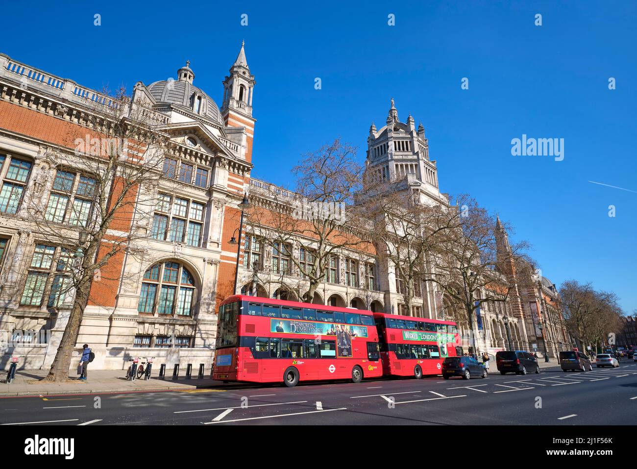 Victoria & Albert museum with buses Stock Photo