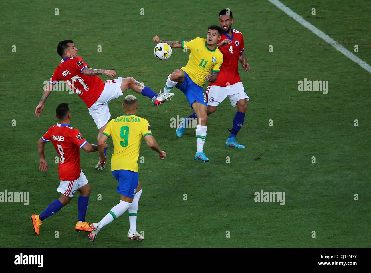 24th March 2022; Estadio do Maracan&#xe3;, Rio de Janiero, Brazil; World Cup 2022 qualifier, Brazil versus Chile;  Philippe Coutinho of Brasil is challenged by Gary Medel and Mauricio Isla of Chile Stock Photo