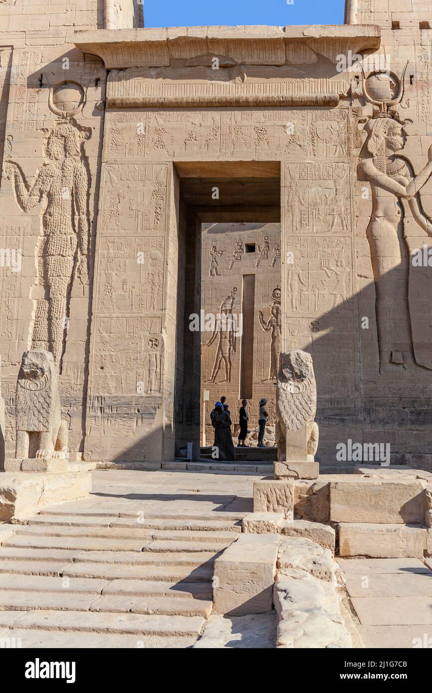 Steps leading to the entrance gateway of the first pylon of the Temple of Isis at Philae, guarded by two granite lions Stock Photo