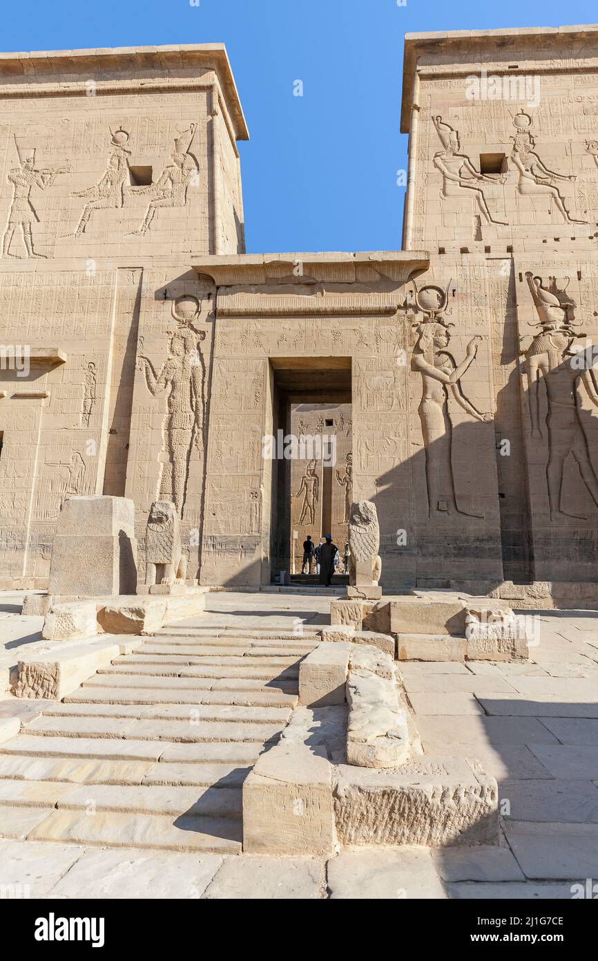 Steps leading to the entrance gateway of the first pylon of the Temple of Isis at Philae, guarded by two granite lions Stock Photo