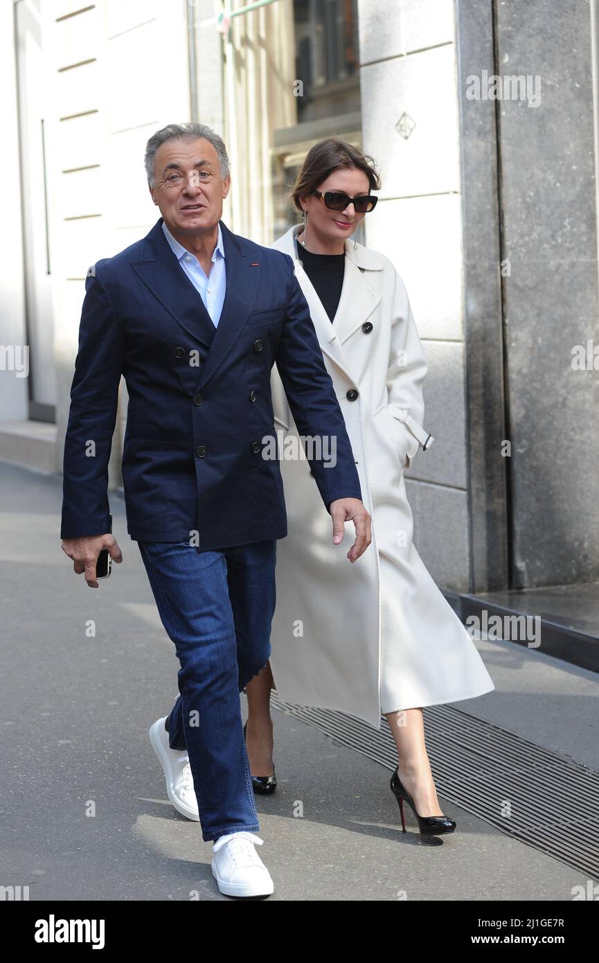 Yubka ostida külotsiz yurish videosi