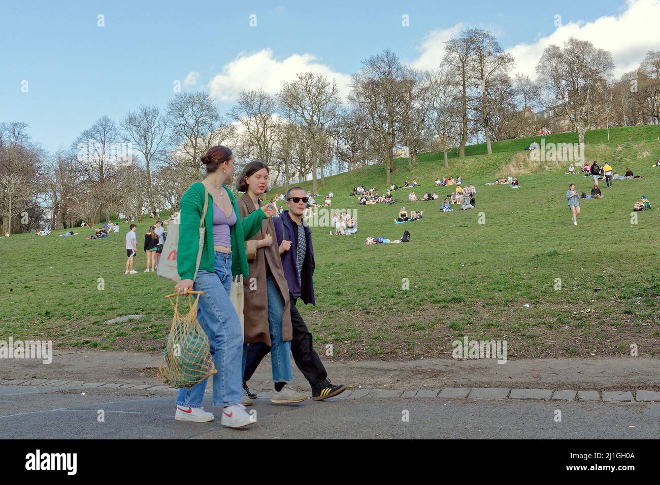 Glasgow, Scotland, UK 25th   March, 2022. UK  Weather: : Another Sunny day saw summer like weather with rising temperatures as Sunny Kelvingrove park saw a peaceful start to the summer season as police warnings appear to be heeded there were no signs of a police presence . Credit Gerard Ferry/Alamy Live News Stock Photo