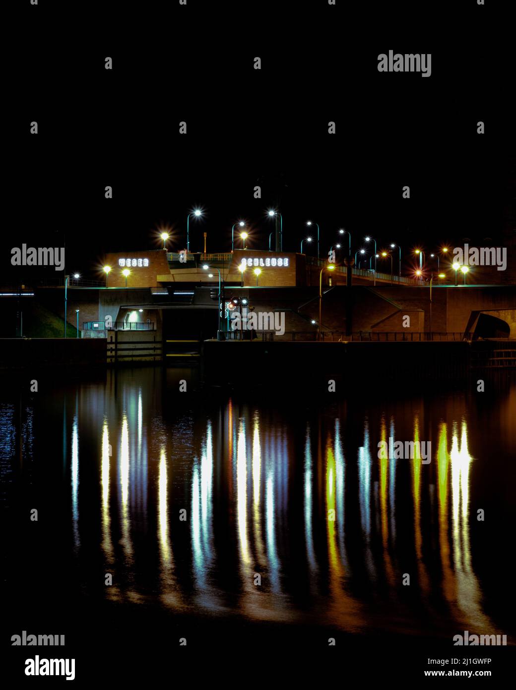 Langzeitbelichtung der Mindener Weserschleuse Stock Photo