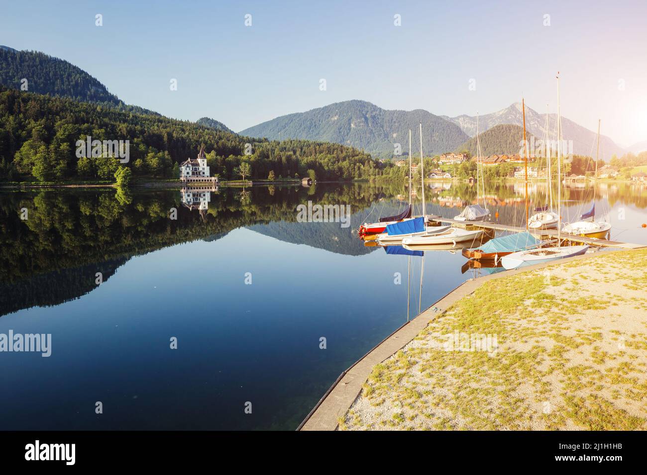 Fantastic views of the morning lake glowing by sunlight. Dramatic and picturesque scene. Location: resort Grundlsee, Liezen District of Styria, Austri Stock Photo