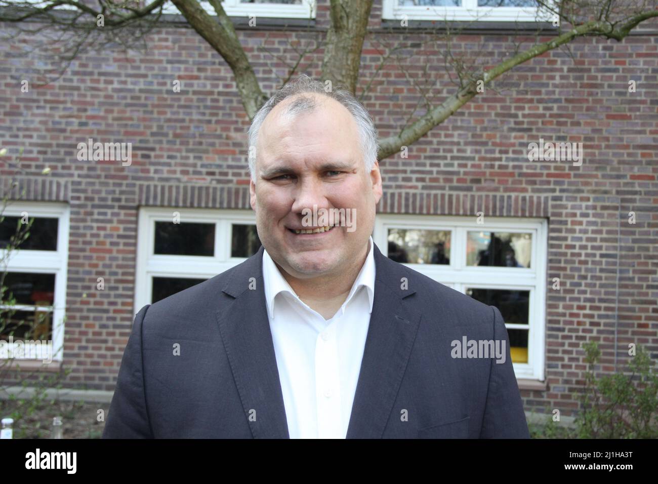 Schulleiter Björn Lengwenus bei der Open AirBühnenshow unter dem Motto